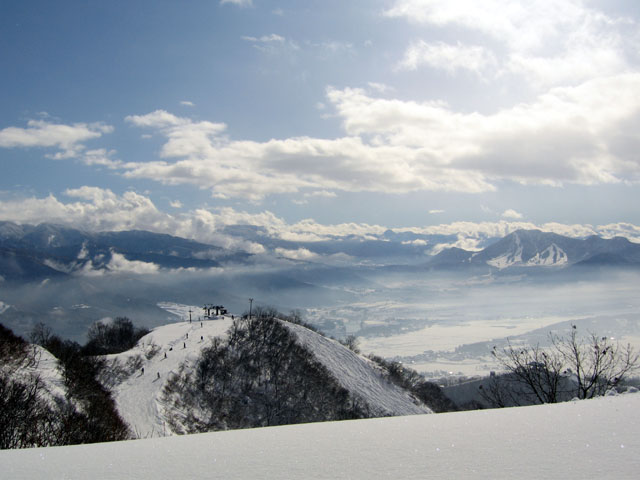 長野県　戸狩温泉スキー場　カシオペア第２高速クワッドリフト降り場付近から飯山方面を眺める。